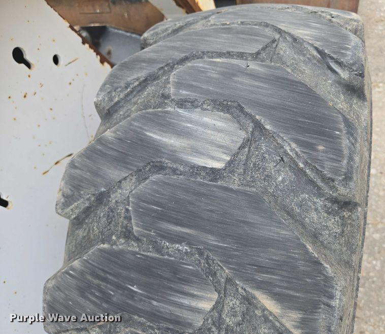 image for item EN8304 2000 Bobcat 863 skid steer loader