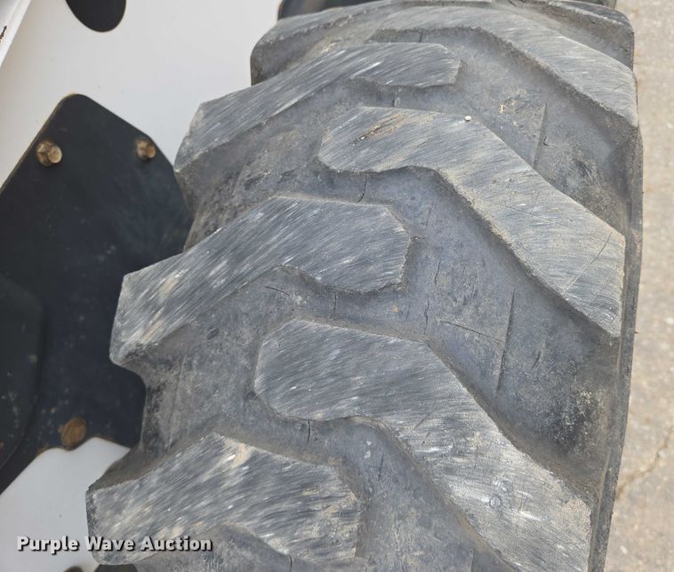 image for item EN8304 2000 Bobcat 863 skid steer loader