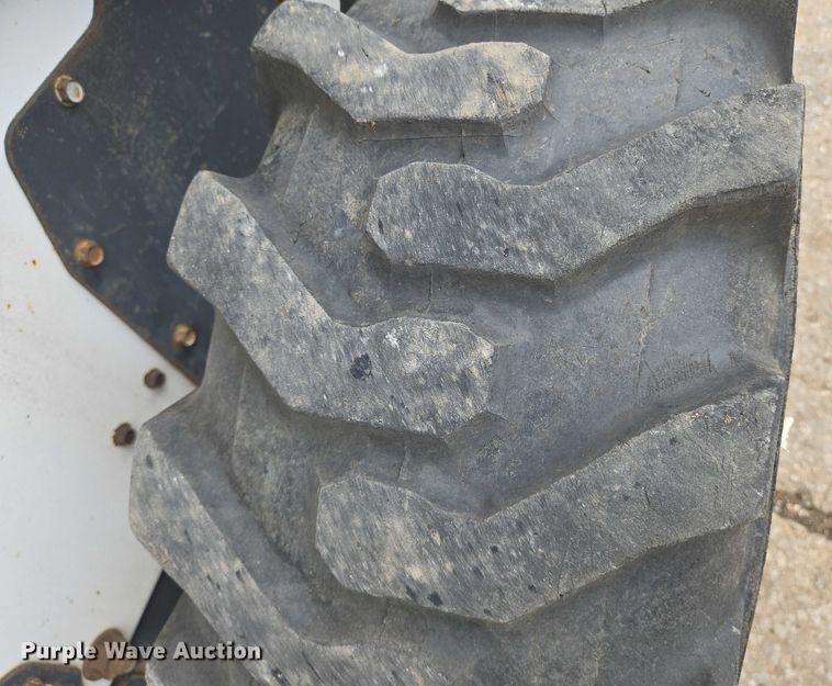 image for item EN8304 2000 Bobcat 863 skid steer loader