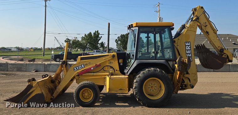 image for item EN8327 1999 John Deere 310E backhoe