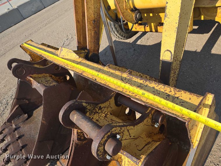 image for item EN8327 1999 John Deere 310E backhoe