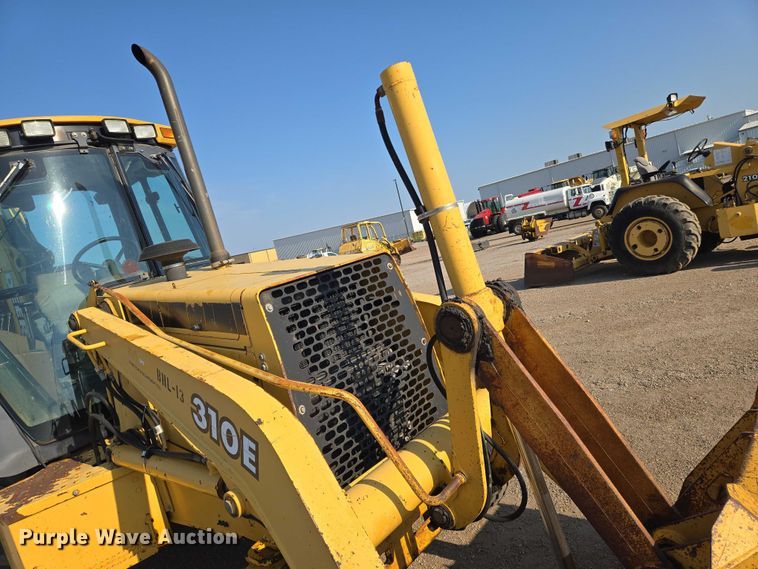 image for item EN8327 1999 John Deere 310E backhoe