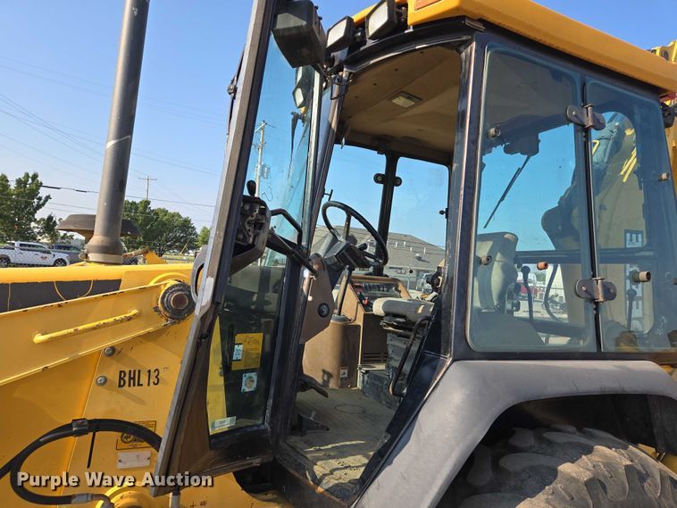 image for item EN8327 1999 John Deere 310E backhoe