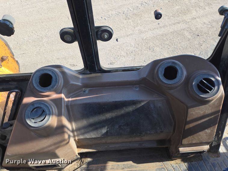 image for item EN8327 1999 John Deere 310E backhoe