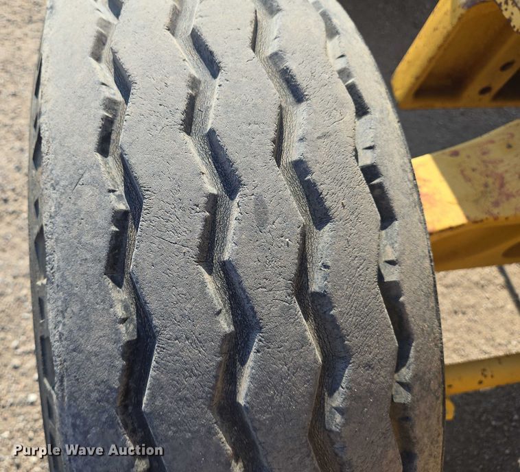 image for item EN8327 1999 John Deere 310E backhoe