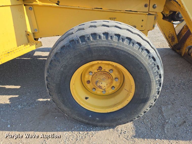 image for item EN8327 1999 John Deere 310E backhoe