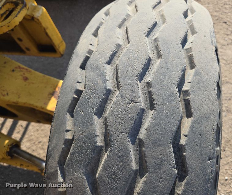 image for item EN8327 1999 John Deere 310E backhoe