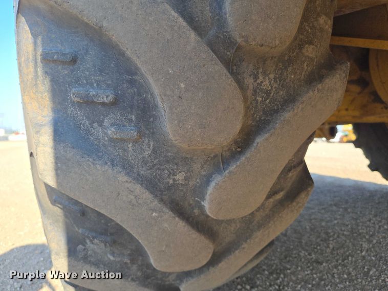 image for item EN8327 1999 John Deere 310E backhoe