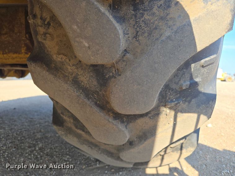 image for item EN8327 1999 John Deere 310E backhoe