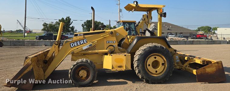 image for item EN8328 2004 John Deere 210LE landscape tractor