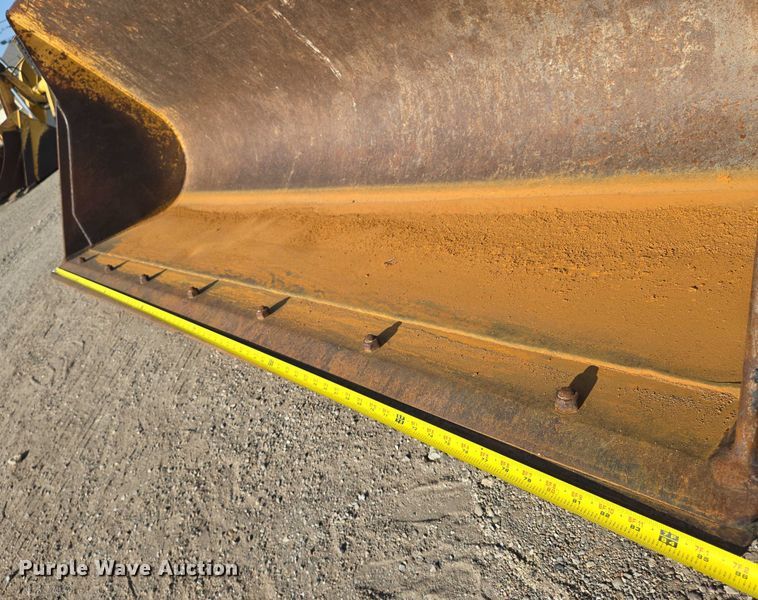 image for item EN8328 2004 John Deere 210LE landscape tractor