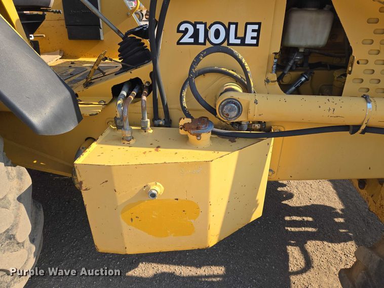 image for item EN8328 2004 John Deere 210LE landscape tractor