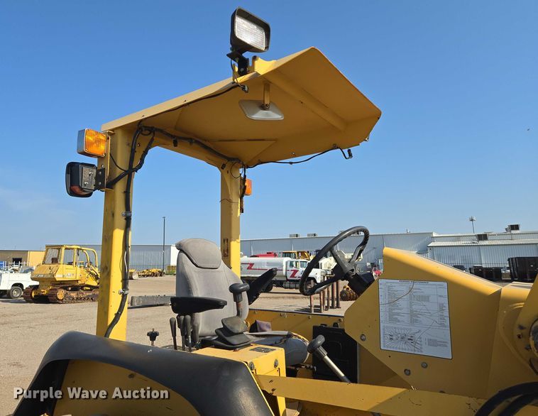 image for item EN8328 2004 John Deere 210LE landscape tractor