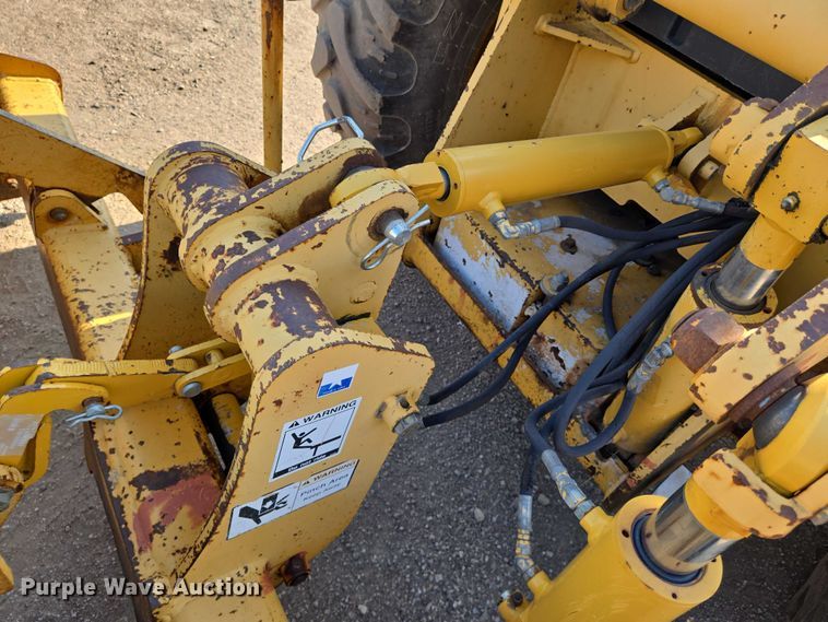 image for item EN8328 2004 John Deere 210LE landscape tractor