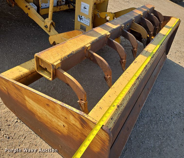 image for item EN8328 2004 John Deere 210LE landscape tractor