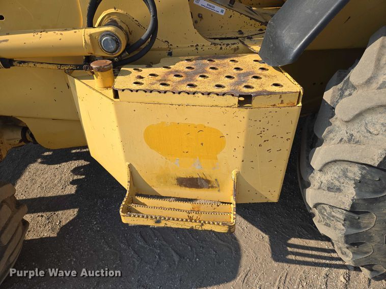 image for item EN8328 2004 John Deere 210LE landscape tractor