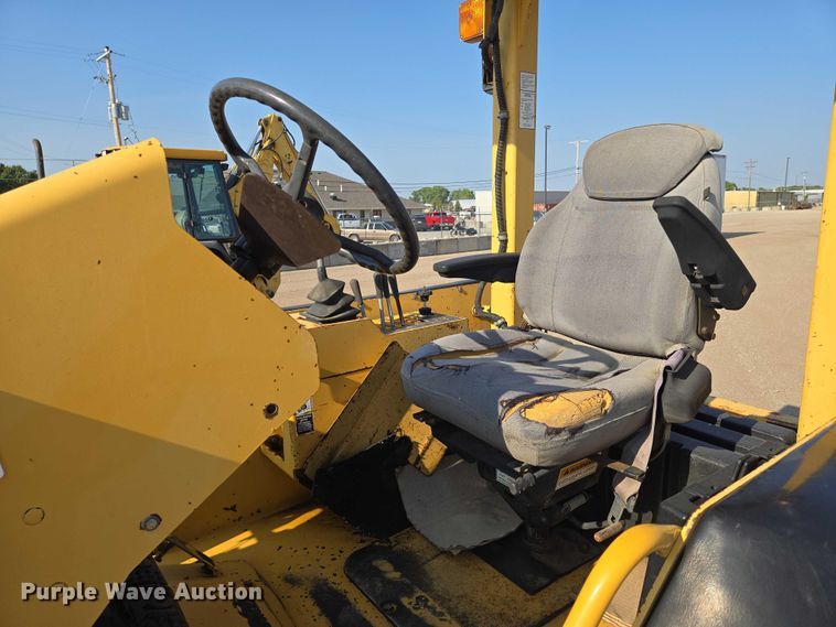 image for item EN8328 2004 John Deere 210LE landscape tractor