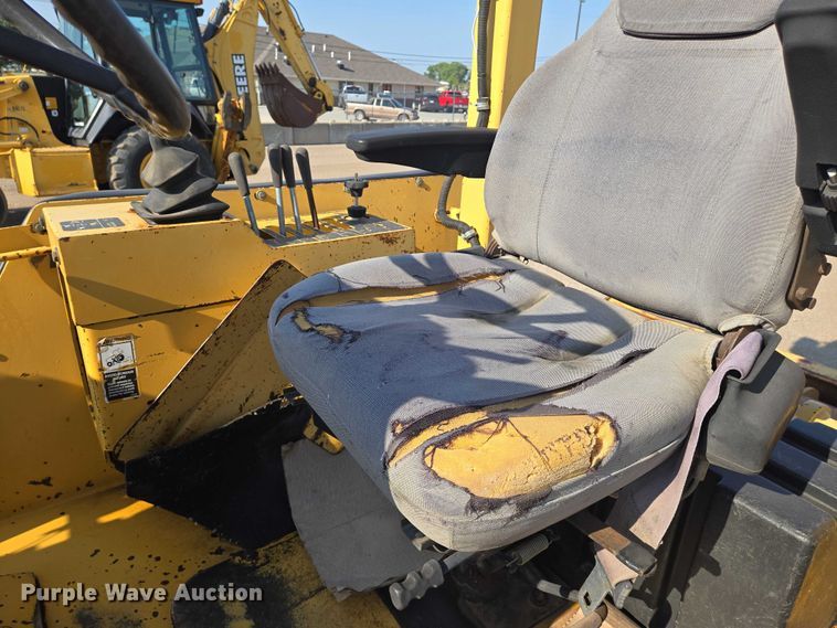 image for item EN8328 2004 John Deere 210LE landscape tractor