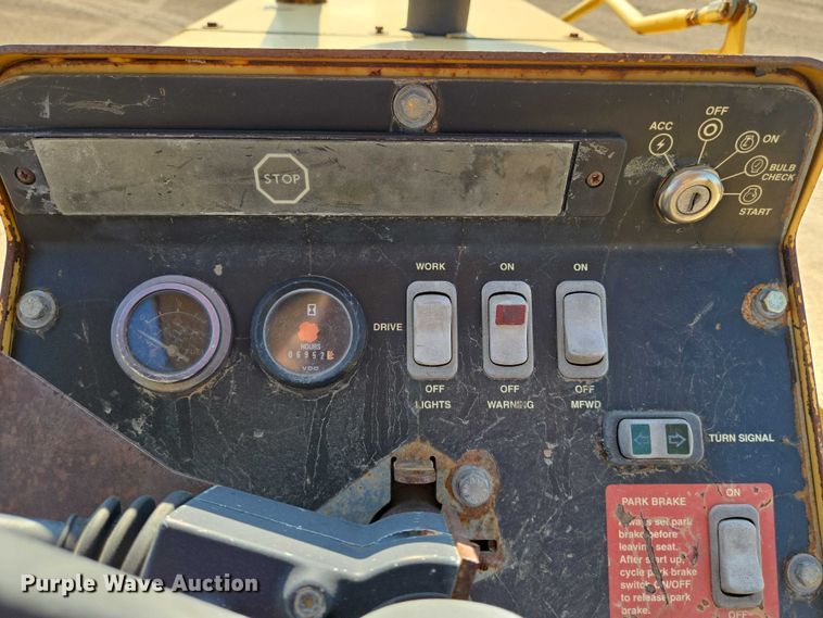 image for item EN8328 2004 John Deere 210LE landscape tractor