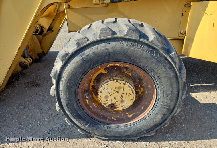 image for item EN8328 2004 John Deere 210LE landscape tractor