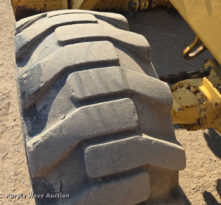 image for item EN8328 2004 John Deere 210LE landscape tractor