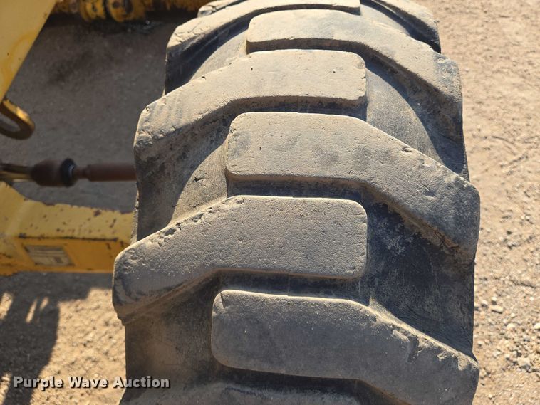 image for item EN8328 2004 John Deere 210LE landscape tractor