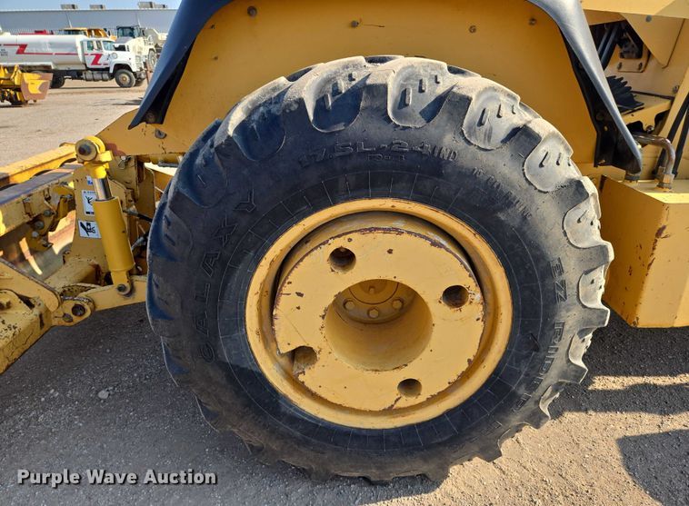 image for item EN8328 2004 John Deere 210LE landscape tractor