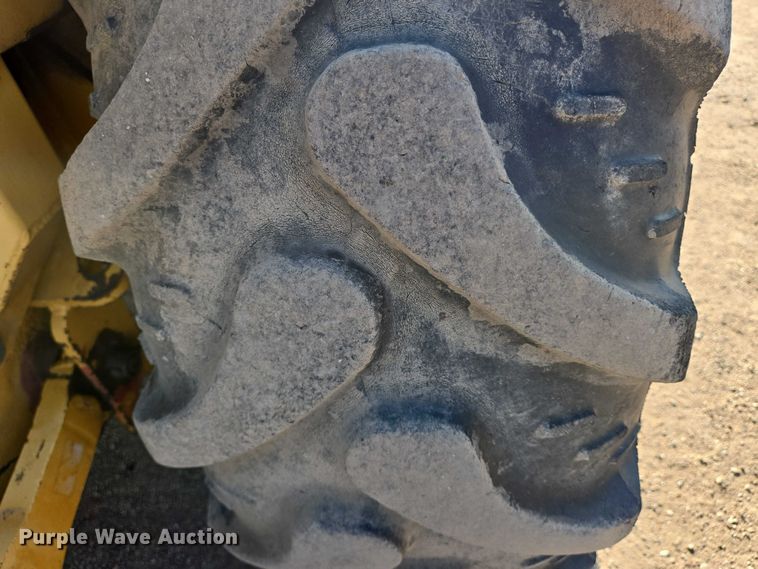 image for item EN8328 2004 John Deere 210LE landscape tractor