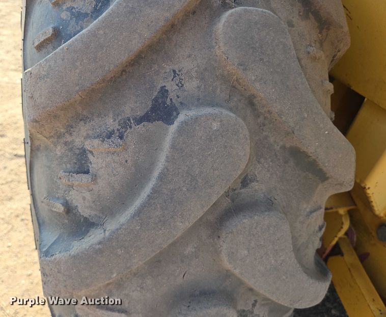 image for item EN8328 2004 John Deere 210LE landscape tractor