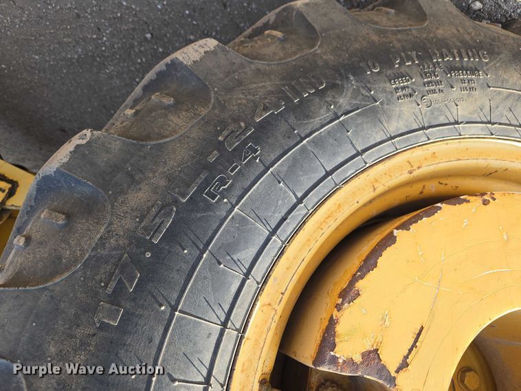 image for item EN8328 2004 John Deere 210LE landscape tractor