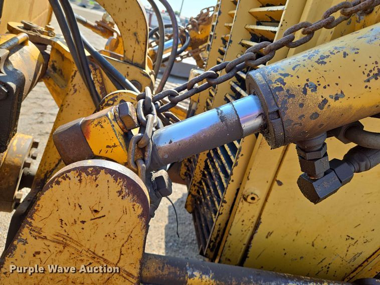 image for item EN8333 John Deere 750C dozer