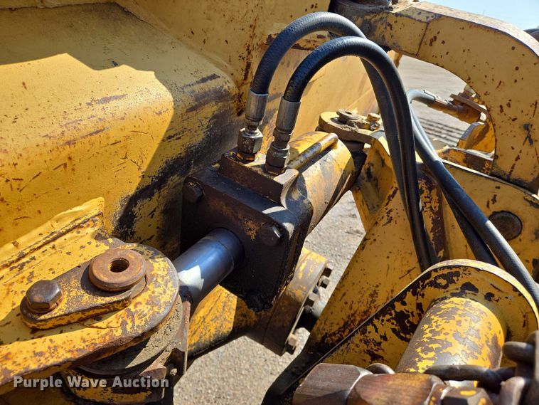 image for item EN8333 John Deere 750C dozer