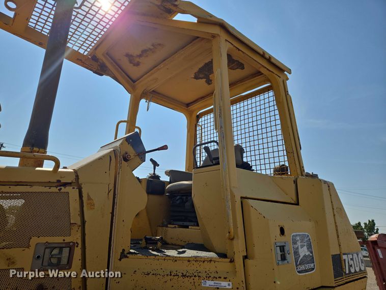 image for item EN8333 John Deere 750C dozer
