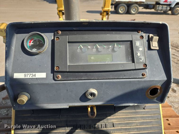 image for item EN8333 John Deere 750C dozer