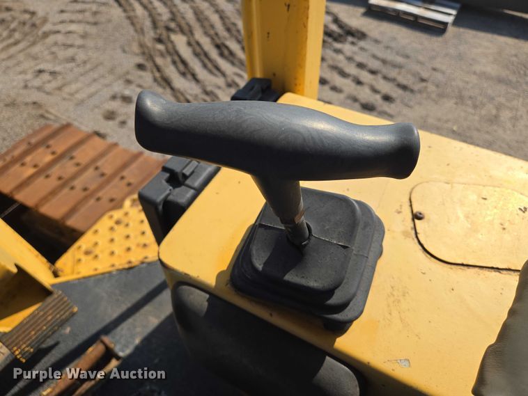 image for item EN8333 John Deere 750C dozer