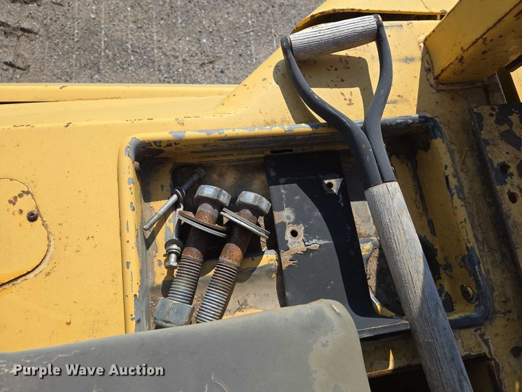 image for item EN8333 John Deere 750C dozer