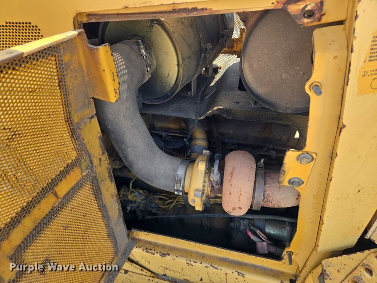 image for item EN8333 John Deere 750C dozer