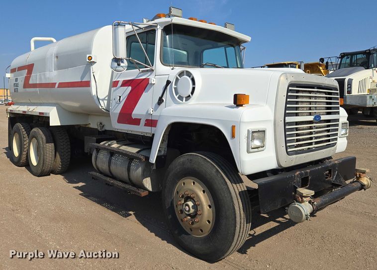 image for item EN8335 1997 Ford LT9000 water truck