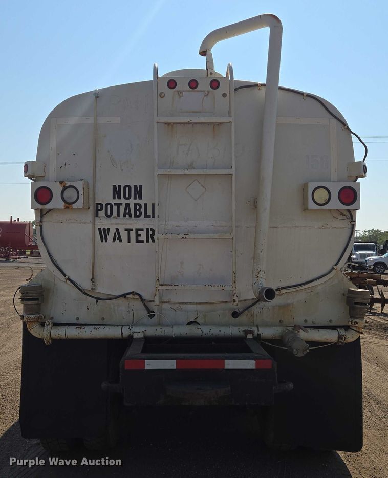 image for item EN8335 1997 Ford LT9000 water truck