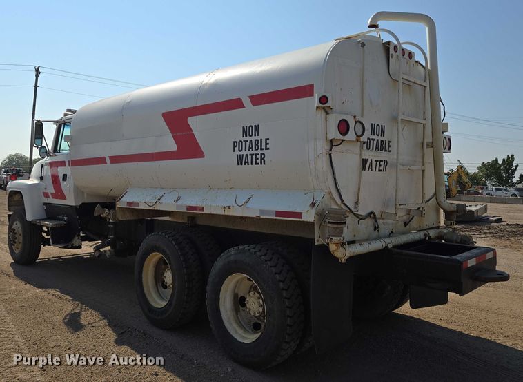 image for item EN8335 1997 Ford LT9000 water truck