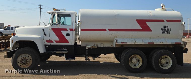 image for item EN8335 1997 Ford LT9000 water truck