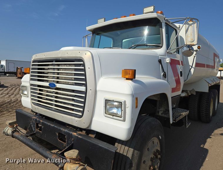 image for item EN8335 1997 Ford LT9000 water truck