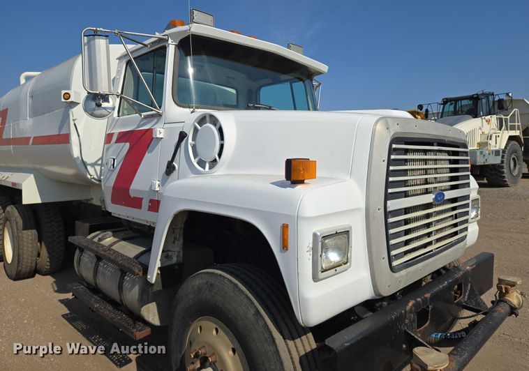 image for item EN8335 1997 Ford LT9000 water truck