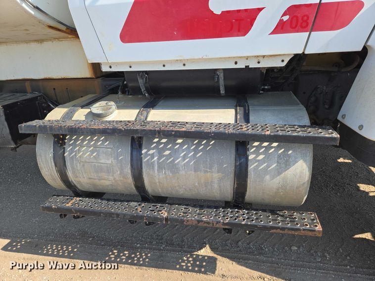 image for item EN8335 1997 Ford LT9000 water truck