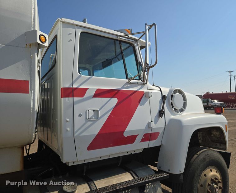 image for item EN8335 1997 Ford LT9000 water truck