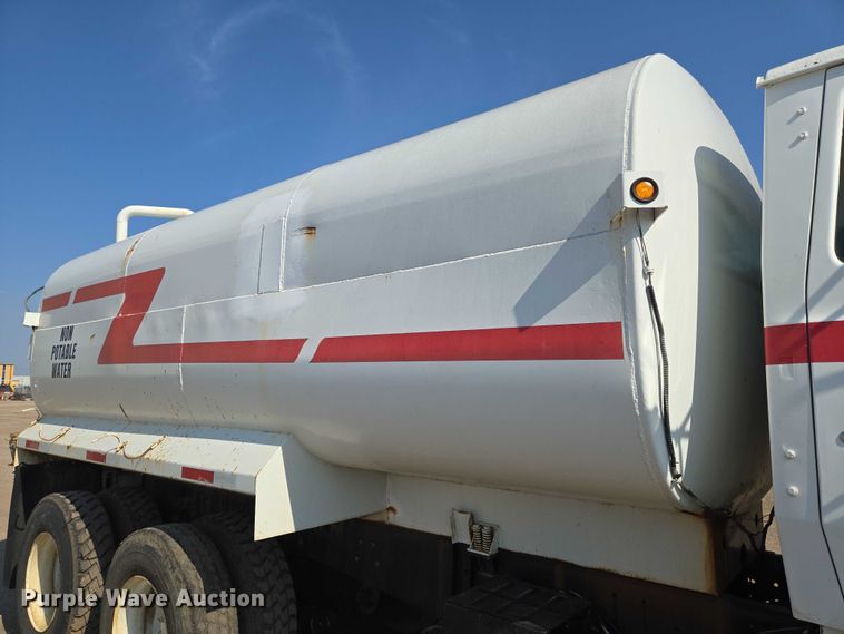 image for item EN8335 1997 Ford LT9000 water truck