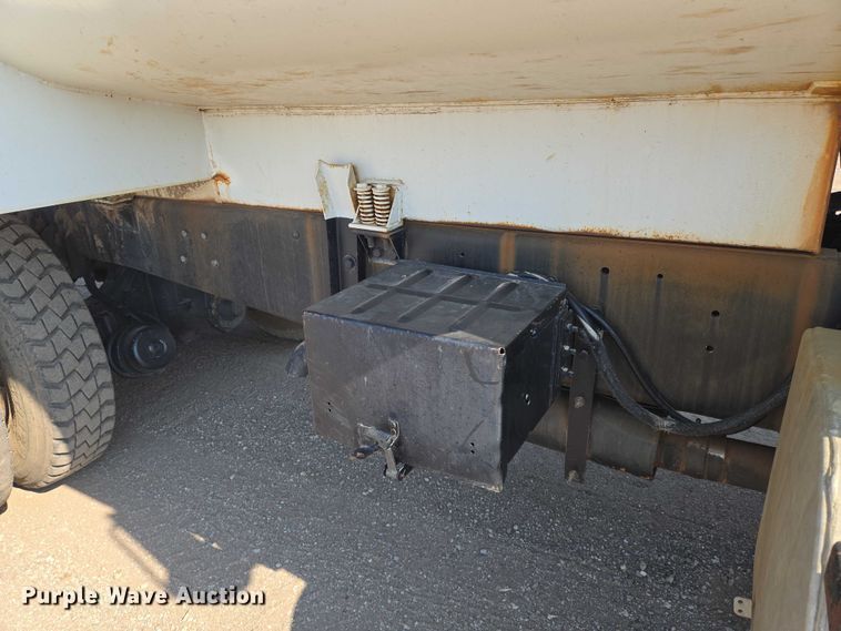 image for item EN8335 1997 Ford LT9000 water truck