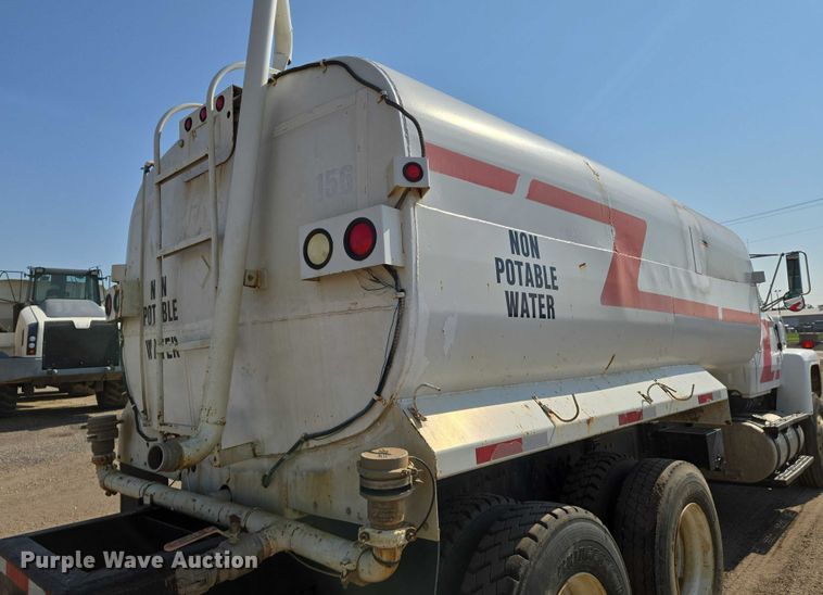 image for item EN8335 1997 Ford LT9000 water truck