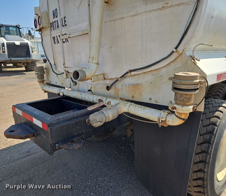 image for item EN8335 1997 Ford LT9000 water truck