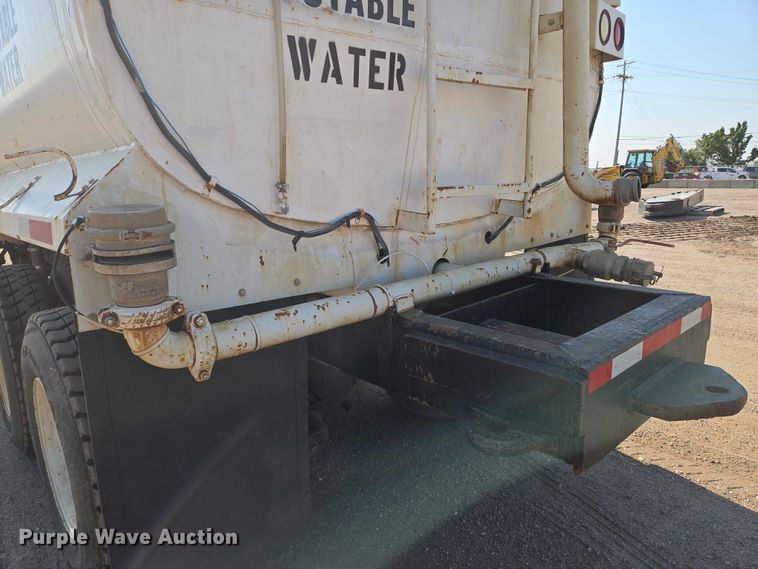 image for item EN8335 1997 Ford LT9000 water truck